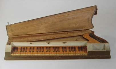 (Abb. 2) Tafelklavier, zugeschr. Schmahl-Werkstatt, Ulm; Berlin Musikinstrumentenmuseum