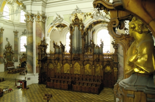 Die beiden (1762/66) von Karl Joseph Riepp gebauten Chororgeln der Benediktinerabtei Ottobeuren (hier die Hl.Geist-Orgel) fügen sich vollkommen in das Chorgestül ein.