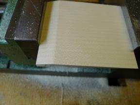 Rohling eingespannt und angerissen zum Auftrennen in die einzelnen Auslöser