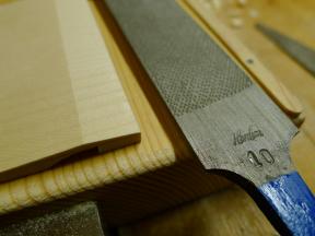 Die Schräge wird mit der Feile ausgearbeitet