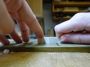 Gehobelt wird, indem das Werkstück über den eingespannten Hobel gezogen wird