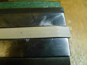 Markierungen für die Breite der  Feder-Nut