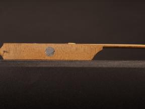 Ein Dämpfer des Originalinstrumentes mit sichtbaren Anrissen