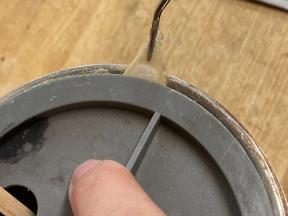 Überschüssigen Leim abstreichen