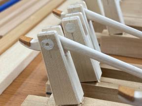 Die vordere Hammerkapsel ist bereits mit Hammerstiel geachst - die Kapsel dahinter wartet noch darauf