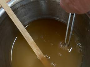 Die Luftblasen zeigen deutlich, dass der Leim in den Filz eindringt