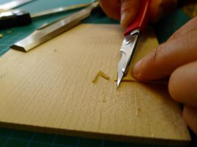 Das Leder wird an der Kante ausgeschärft