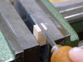 Auffeilen des Schlitzes für den Hammerstiel