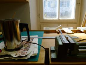 Die Hammerkopfbelederung wird natürlich mit Warmleim aufgeleimt