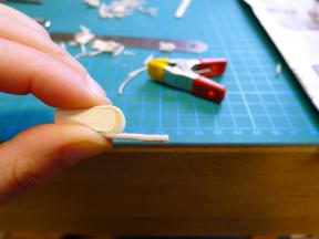 Erst einseitiges Aufleimen, anschließend wird der Hasenfilz darüber gezogen und auf der zweiten Seite verleimt