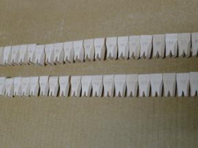 Alle fertig bearbeiteten Hammerköpfe, bereit fürs Beledern