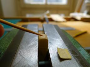 Der Leim wird nur an den Kanten aufgetragen, nicht vollflächig