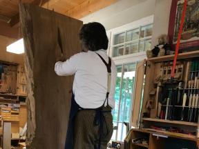 Vorbereiten des heimischen Nussbaums (aus Schondorf) für das Furnier der Außenseite