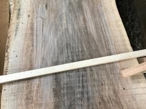 Beginn des Aushobelns des Nussbaumfurniers mit dem Schropphobel