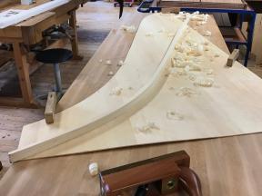 Abrichten der aufgeleimten Hauptrippe