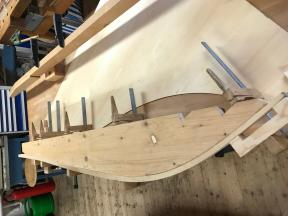 Biegen der Hauptrippe auf der Schablone