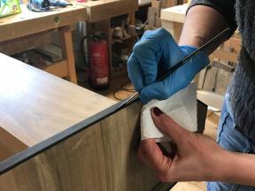 Färben der Zierleiste mit Eisengallustinte