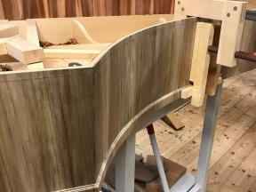 Aufleimen der unteren Zierleiste mit Zwingen in historischer Konstruktion