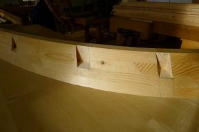 Die Aussparungen in der Hohlwandraste für die Streben