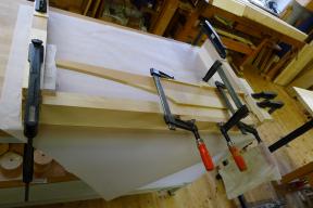 Einleimen der Klaviaturraum-Schürze