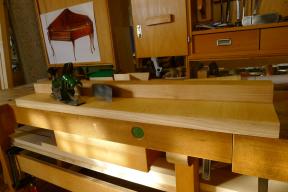 Nacharbeiten des Stimmstockfurniers mit Schiffshobel und Ziehklinge