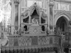 Die Chororgeln sind derzeit ohne Pfeifen