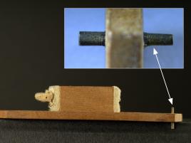 Der Dämpferstift ist mit einer Feile rotierend bearbeitet. Der Stift ist vor dem Einsetzen in eine zylindrische Bohrung konisch ausgearbeitet, offenbar wird damit der sichere Halt in der Bohrung gewährleistet. 
