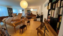 Nach dem Konzert dürfen erster und zweiter Nachbau des Walter-Flügels nebeneinander in unsere Ausstellung einziehen