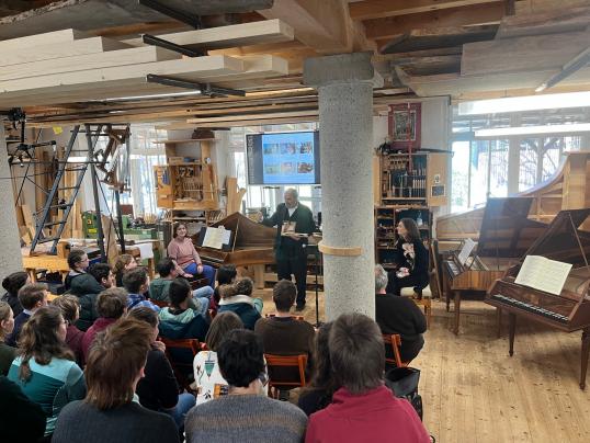 Vortrag und Musikvorführung in einer Werkstatt mit historischem Tasteninstrument
