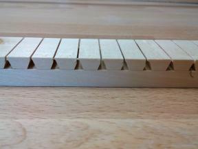 An den Spitzen werden die Schlitze aufgesägt. Hier noch ein Probestück .