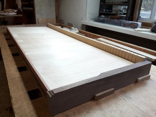 Klaviaturrahmen mit Kanzellenleiste und eingepasster Klaviaturplatte