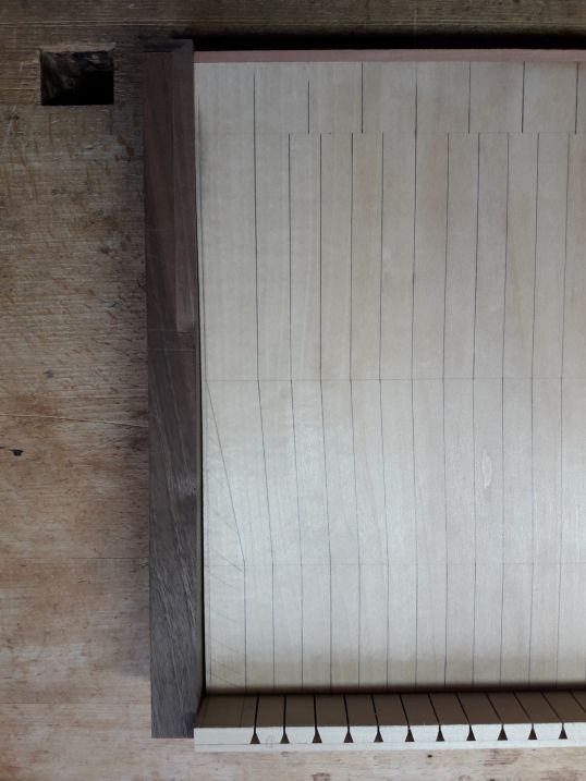 Klaviaturplatte mit aufgezeichneter Teilung