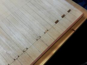 Auf der Unterseite der Klaviaturplatte werden die ersten Abstiche zur Trennung von Ober- und Untertaste gemacht