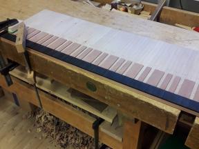 Die hinteren Beläge aus Birnbaum werden ebenfalls auf der Platte aufgeleimt