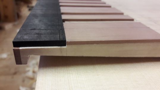 Auf der Unterseite wird zur Gewichtsreduktion Material abgetragen