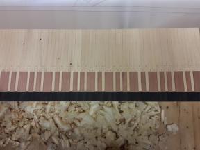 Fertige Klaviaturplatte vor dem Aussägen .