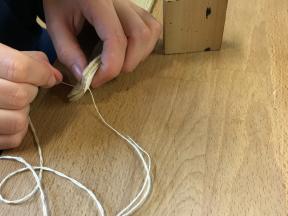 Für das Hinterdruckpolster werden zwei Schichten Tuch auf Papier aufgenäht