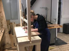 Erster Sägeschnitt an der Klaviaturplatte zum Aufteilen in die einzelnen Tasten