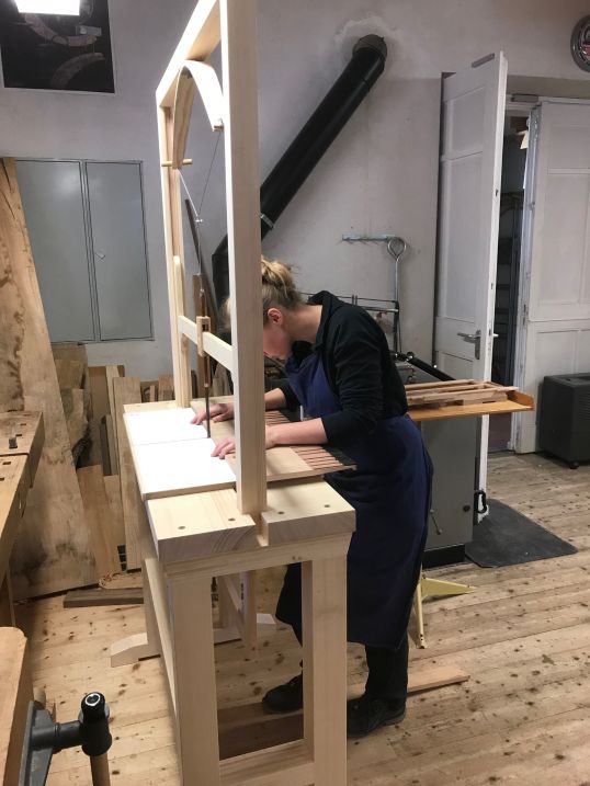 Erster Sägeschnitt an der Klaviaturplatte zum Aufteilen in die einzelnen Tasten