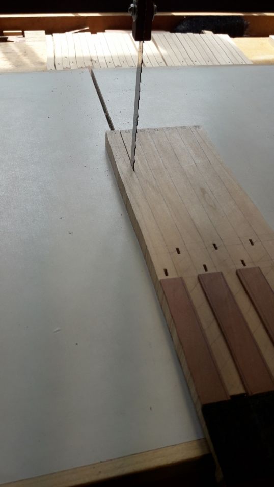 Aus den größeren Blöcken werden dann die einzelnen Tasten ausgesägt