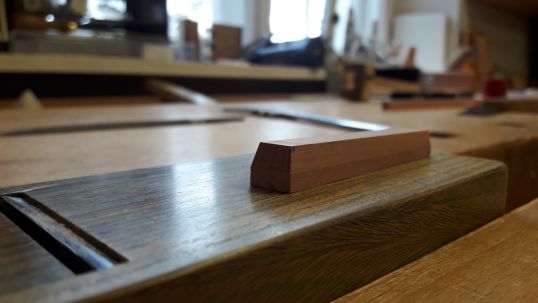 Ein Obertastenbelag aus Birnbaum