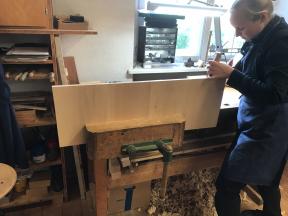 Auf Maß bringen der Klaviaturplatte .