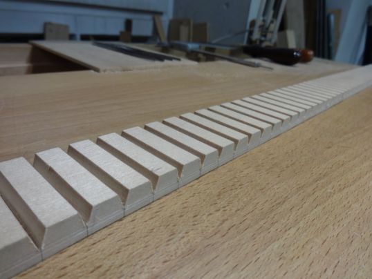 Fertig ausgesägte Dreiecke für die Kanzellenleiste