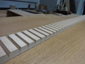 Fertig ausgesägte Dreiecke für die Kanzellenleiste .