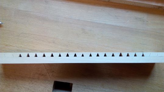 Durch aufleimen einer zweiten Leiste werden die ausgesägten Ecken wieder verschlossen