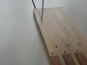 Aus den größeren Blöcken werden dann die einzelnen Tasten ausgesägt