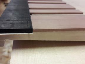 Auf der Unterseite wird zur Gewichtsreduktion Material abgetragen