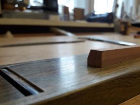 Ein Obertastenbelag aus Birnbaum .