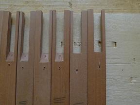 Bohrungen für die Feder