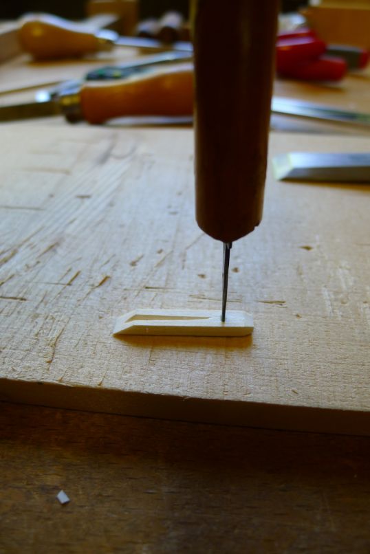 Durchstechen der Zunge für den Kiel